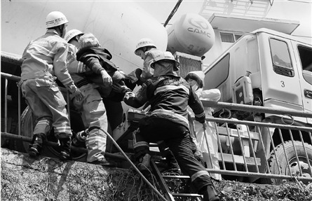 大伯小区内被混凝土车挤在栏杆上脾脏破裂身亡