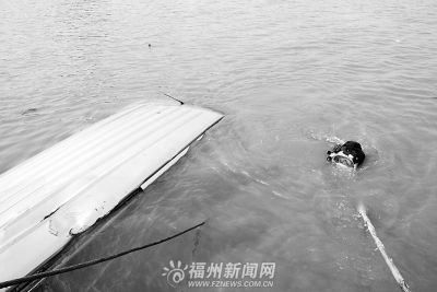 司机操作不当致车滑入闽江磁力打捞器将其吸起