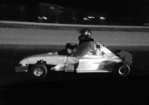 男子穿赛车衣在北京四环主路开卡丁车(图)