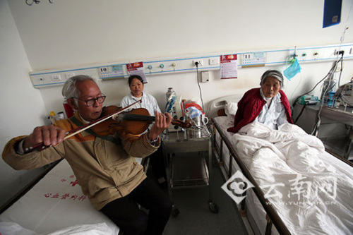 老伴生病卧床老人日夜相伴拉小提琴为其解闷