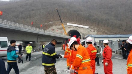 吉林隧道坍塌事故救援给养管打通被困人员有回应