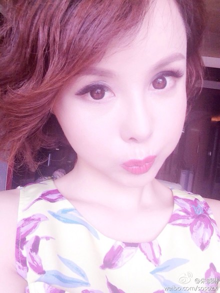 央视女主播肉色内衣出镜引网友热议嘟嘴自拍卖萌