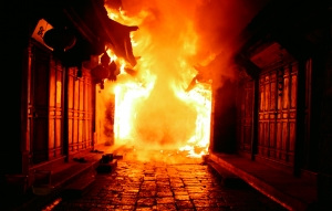 丽江古城火灾损毁10间铺面现场店铺烧成一堆黑灰