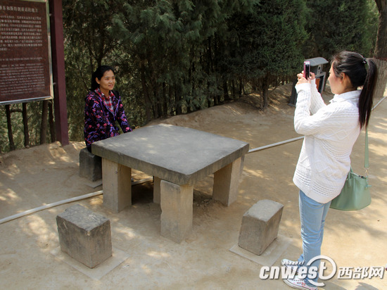 延安小石桌旁的长谈:“纸老虎”一词由此扬名