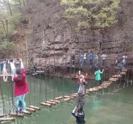 河南景区一工作人员让游客踩肩膀过河被赞有爱