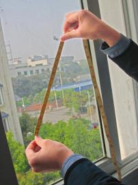 小区住户5楼玻璃两度遭“枪击”弹孔清晰可见