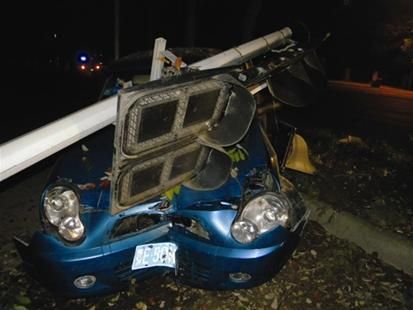 男子因工资未发借酒消愁驾车撞红绿灯杆赔3万