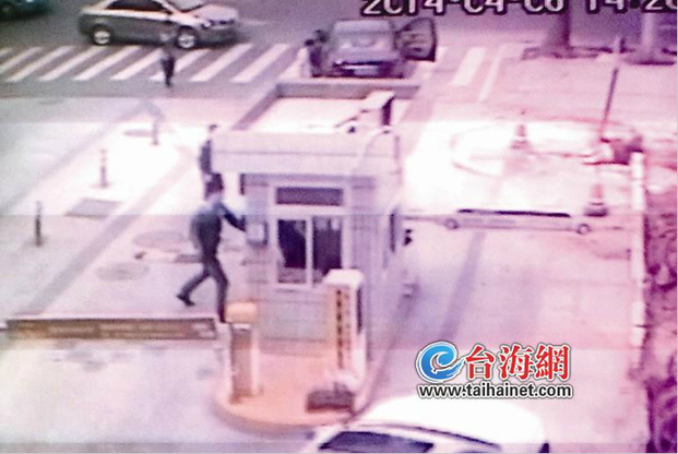 男子开百万豪车不肯交5元停车费拳打小区保安