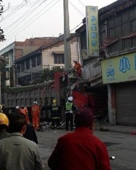 四川简阳一货车为避摩托车冲进超市致2人死亡