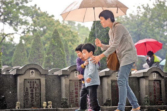 广州78万人冒雨祭祖市民为占位凌晨开始带床等