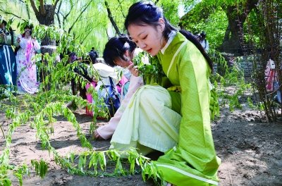 中国约有十万汉服爱好者一套服装最贵数千元