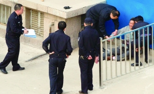 北京男子在地铁口自残持刀捅腹部三刀(图)