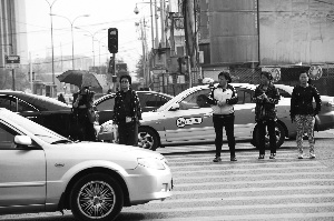 北京闯红灯罚款施行1年一路口10分钟闯红灯者过百