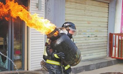 武汉“抱火哥”系合同制消防员即将离职(图)