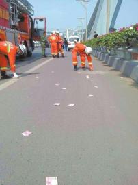 男子爬桥顶猛撒百元大钞市民捡9600元如数奉还