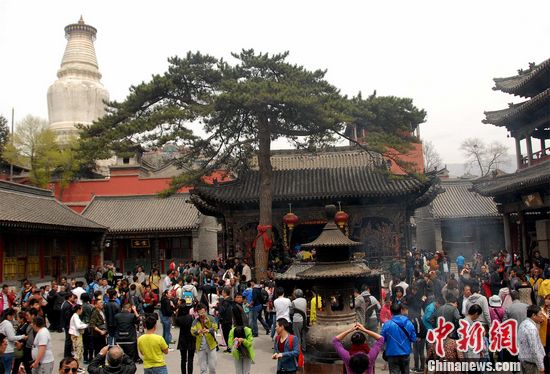 “五一”首日五台山接待游客逾7万人创历史新高(图)