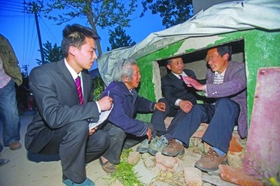 八旬老母遭儿子赶出家门蜗居阴暗垃圾池(图)(2)