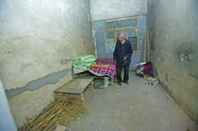 八旬老母遭儿子赶出家门蜗居阴暗垃圾池(图)(4)