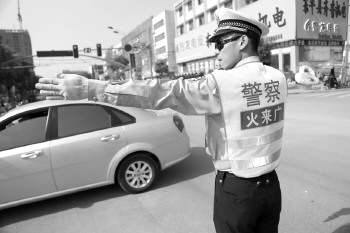 山东泰安东平交警全部实名上路姓名印背后(图)
