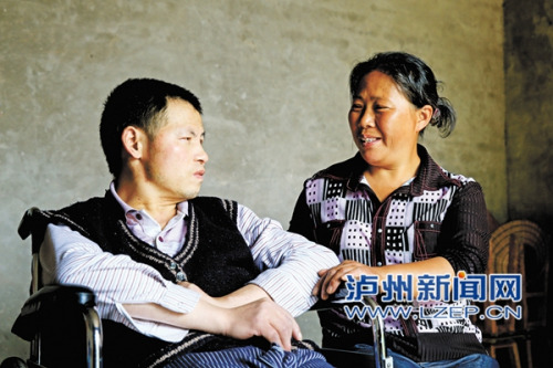 女子18年不离不弃照顾瘫痪丈夫:想和他一起离去