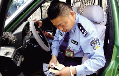 郑州交警的哥角色互换的哥:晒太阳滋味不好受
