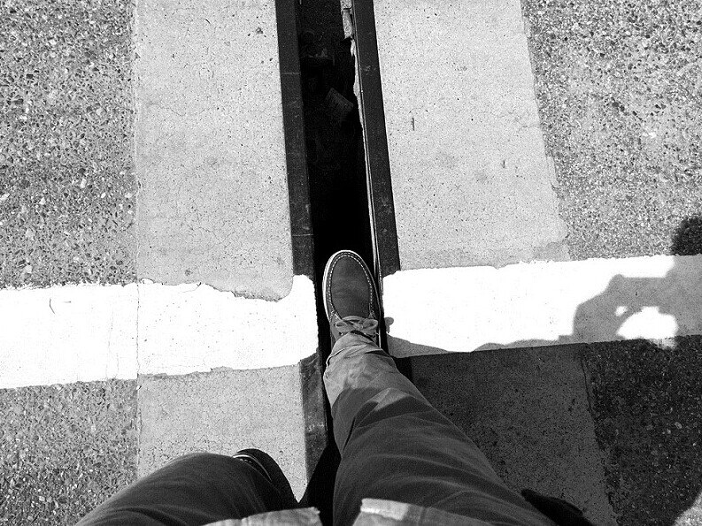 湖北高架桥伸缩缝可塞进一只脚回应称不影响安全