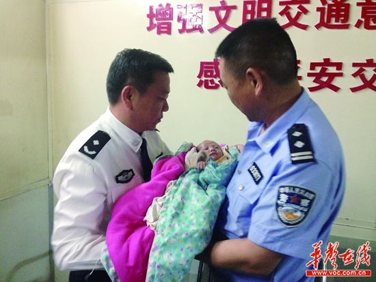 婴儿被拐藏大巴座位下乘客短信报警将其救下(图)