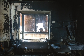 民宅深夜起火男女光脚逃生房内现疑似汽油桶(图)