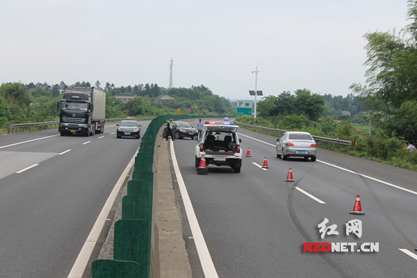 汽车爆胎后司机操作不当漂移十几米撞上护栏(图)