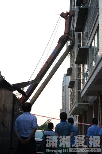 长沙一打桩机倾倒砸中安置房或因底座开裂松动