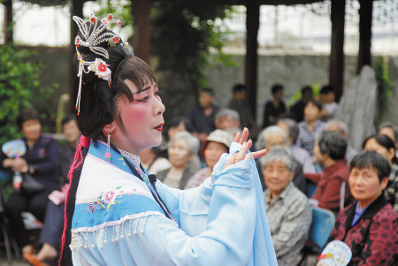 宁波患癌老人办个人越剧演出社区百余观众捧场