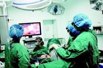 青大附院实施3D腹腔镜手术大夫戴3D眼镜做手术