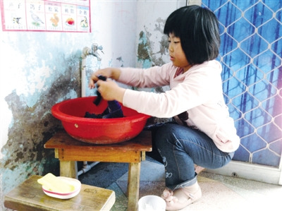 父亲病倒10岁女儿欲卖房救父:要是有人买就好了