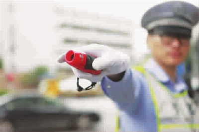 亚信峰会交警试用新装备电子口哨声更响指向准