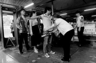 北京3地铁站昨起实施站外“人物同检”