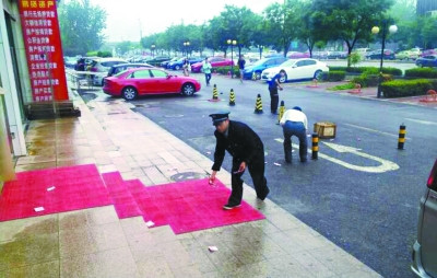 男子3700元钞票随风飘落路人捡起归还一分不少