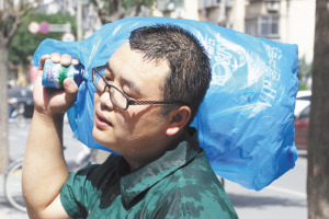 送水工夏日生活:每天要送80桶水最少爬150层楼