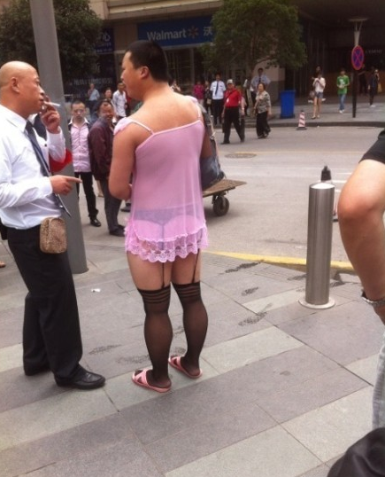 男子穿丝袜着透视装现闹市称不要告诉我爸妈(图)