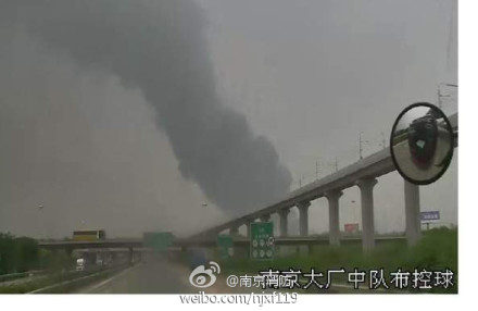 南京江北一炼油厂爆炸起火目前火势已控制(图)
