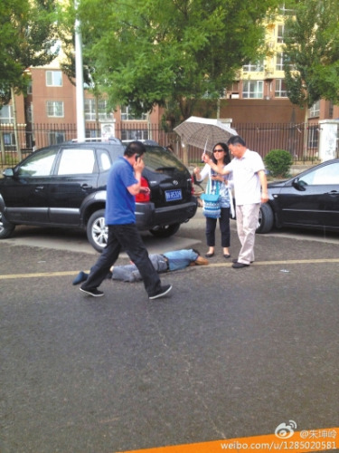 北京老人遭公交车撞倒路边路人为其撑伞打120