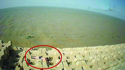 男子落海获救被迫“报恩”三年跳海游6小时逃脱