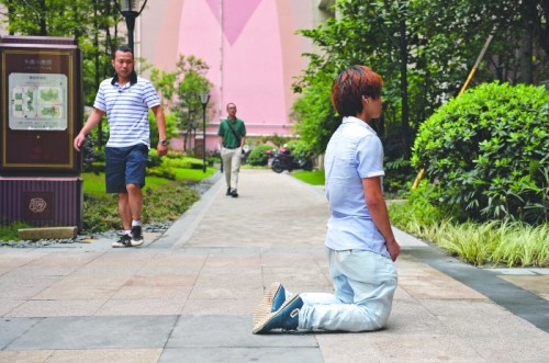 小伙坐24小时硬座见女网友得罪对方连跪一夜(图)