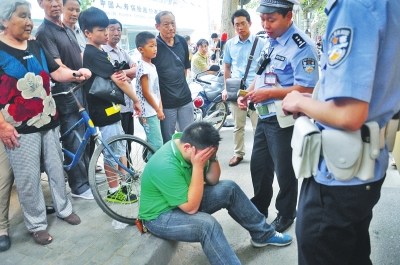 郑州公交车长遭老人连吐口水三次当场气晕(图)