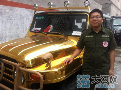 富二代开土豪金越野车助人:并非张扬觉得好看