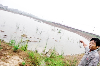 俩留守男童钓虾不幸溺亡打捞上岸时相拥一起(图)