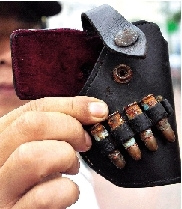 女子车棚门口发现一个枪套插了4发子弹