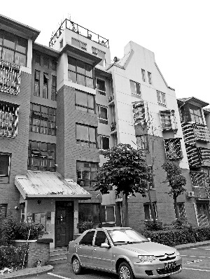 北京一小区违建乱象:业主趁新老物业交接盖房屋