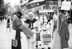 西游环保队现身闹市回应炒作质疑:带动他人环保