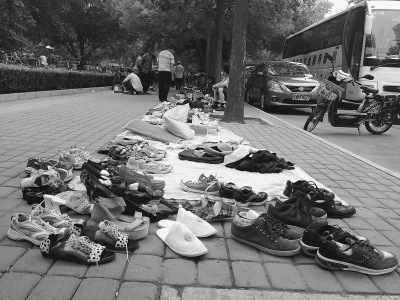 脏旧衣物街边卖卫生堪忧扎堆学校周边工地附近