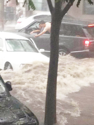 “路虎哥”暴雨中救人走红网络网友纷纷点赞(图)